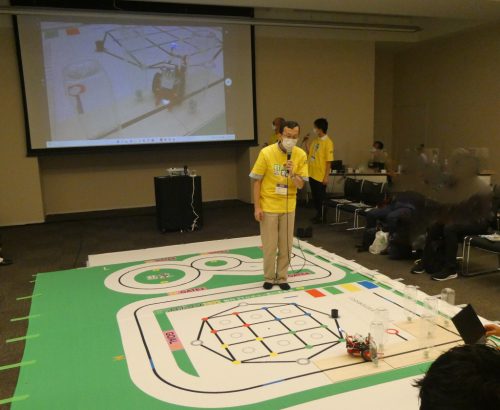 写真:ET & IoT West 2022 ヒートアップセッション スラロームを通過する走行体HackSPi