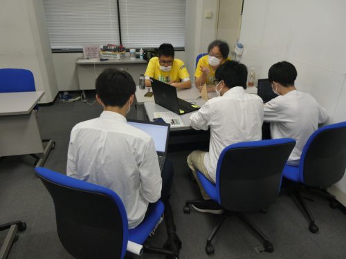 写真:モデル相談中(1)