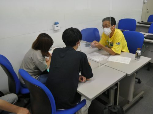 写真:モデル相談中(2)