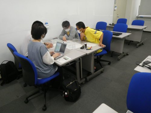 写真:モデル相談中(3)