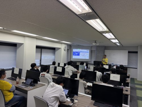 写真:「モデリング基礎」の様子の講義中