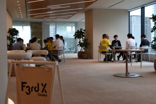 写真:グループで課題共有