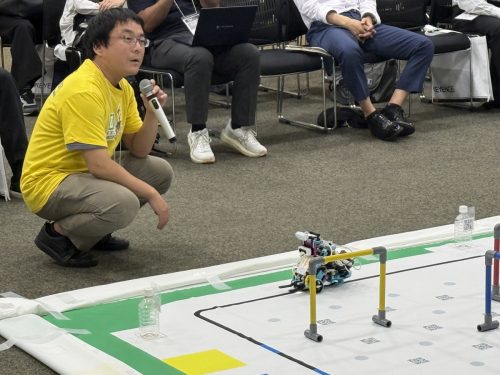 写真:ヒートアップセッション第二部 走行体がコースを走行する様子